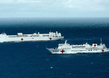 ABD Donanmasına Ait USNS Mercy (T-AH-19) ve Çin Halk Kurtuluş Ordusu Donanmasına Ait Peace Ark (866) Hastane Gemileri